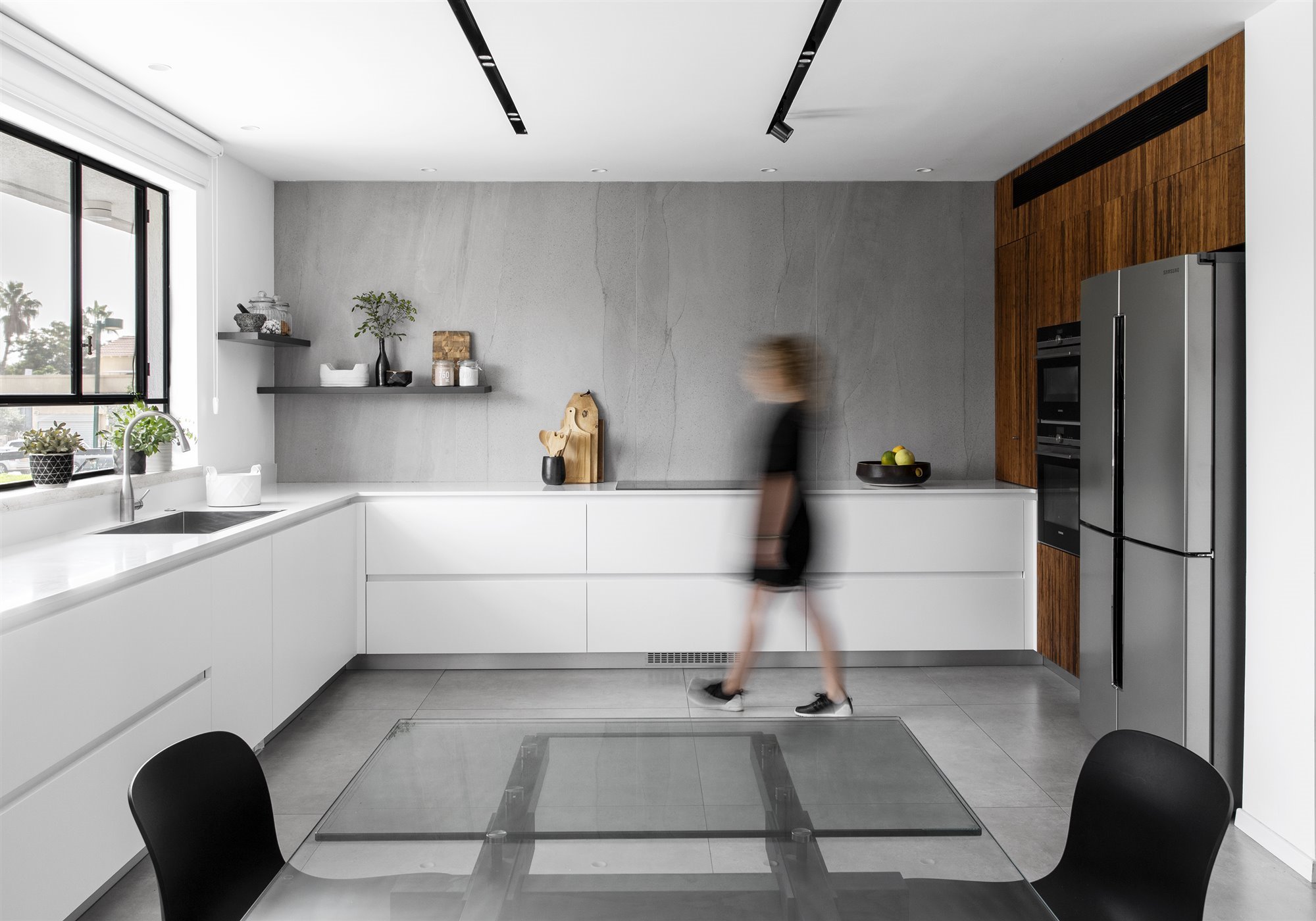 Cocina con muebles de color blanco y acabados de color gris