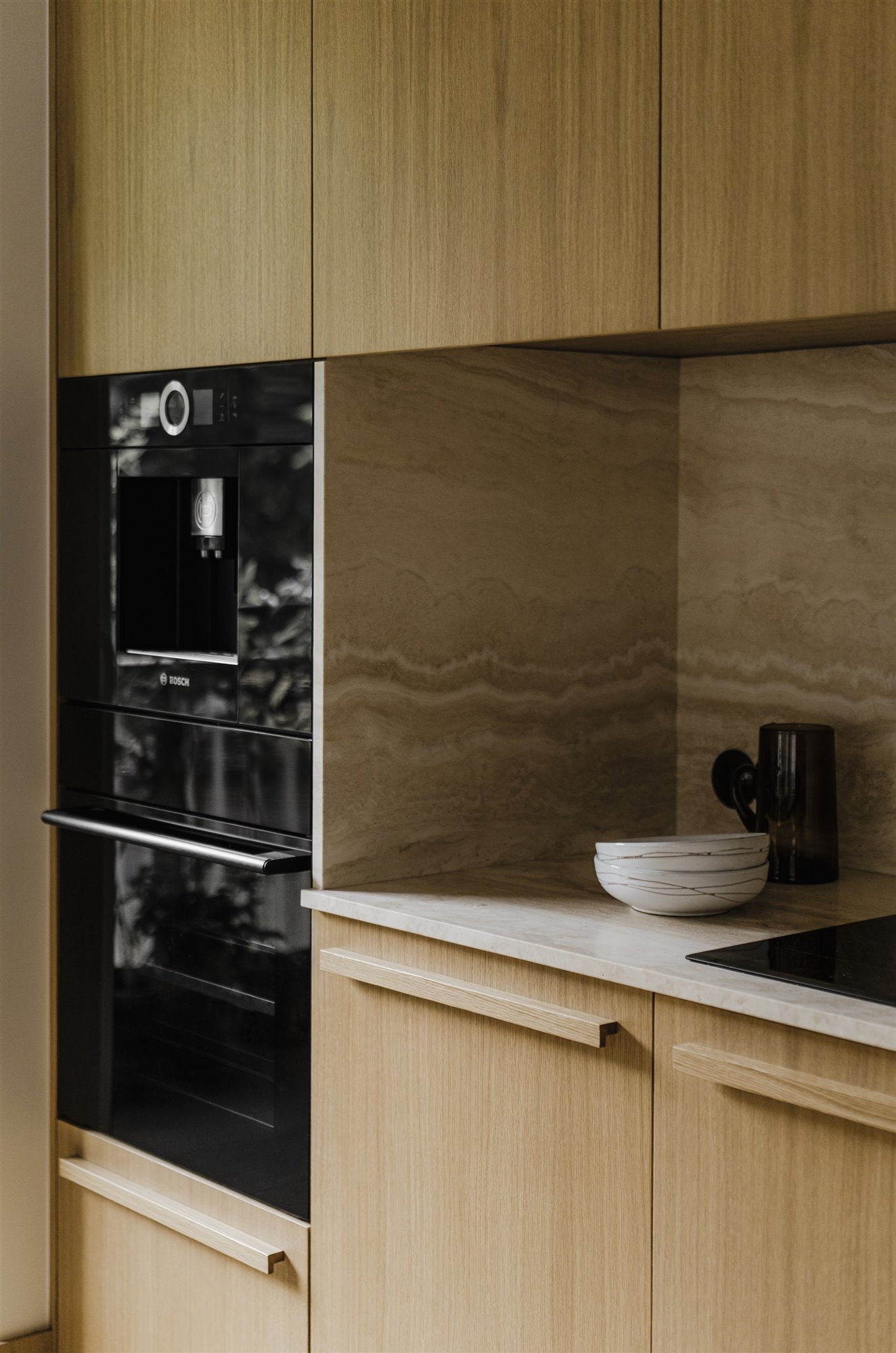 Cocina con muebles de madera tiradores de madera y frontal de piedra