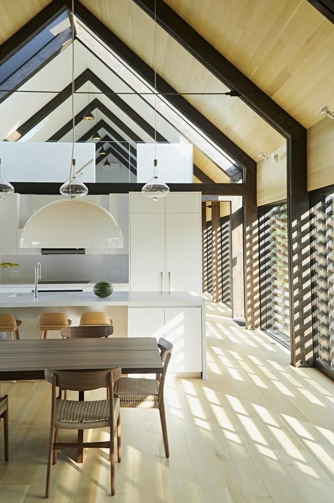 Cocina con techos con vigas de una casa moderna en el campo