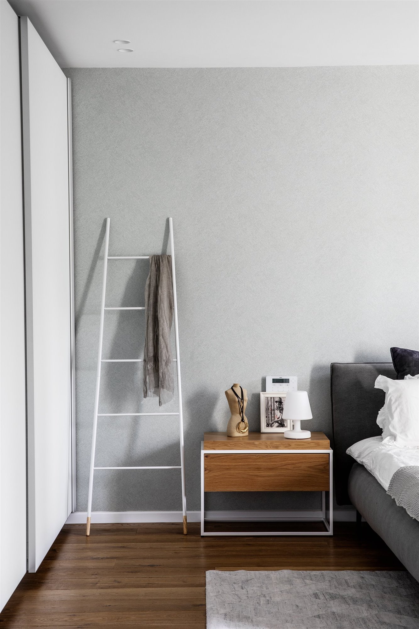 Dormitorio con escalera para dejar la ropa