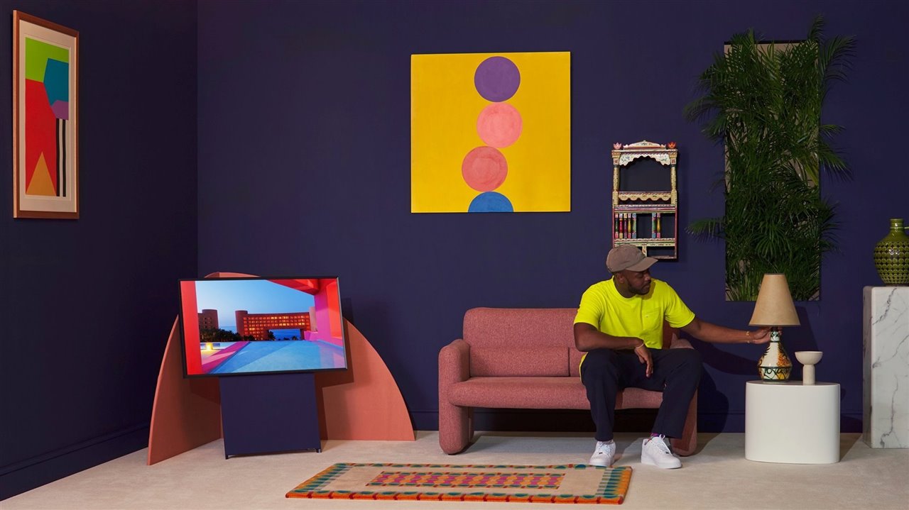 El vitalistmo de la obra de Yinka Ilori es perfecto para mostrar los colores escogidos para el televisor The Sero