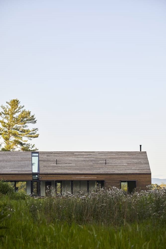 Granero de madera que ahora es una casa moderna