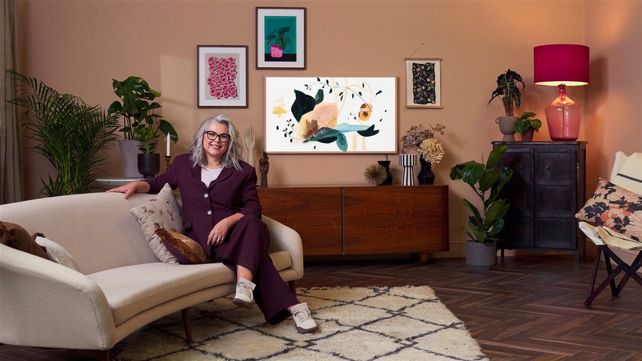 La autora de podcasts Kate Watson-Smyth ha prestado su imagen para la campaña. Ella es la imagen de la propuesta de color para The Frame