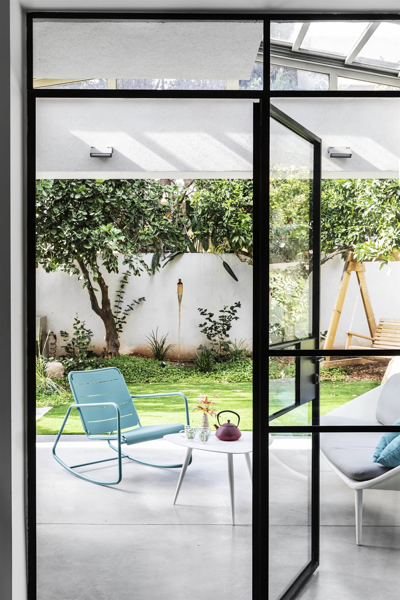 Patio exterior con balancin de color turquesa