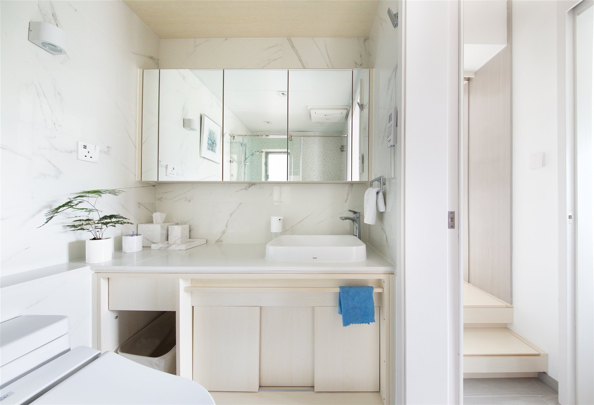 Pis con hong kong con lavabo baño con acabados de marmol