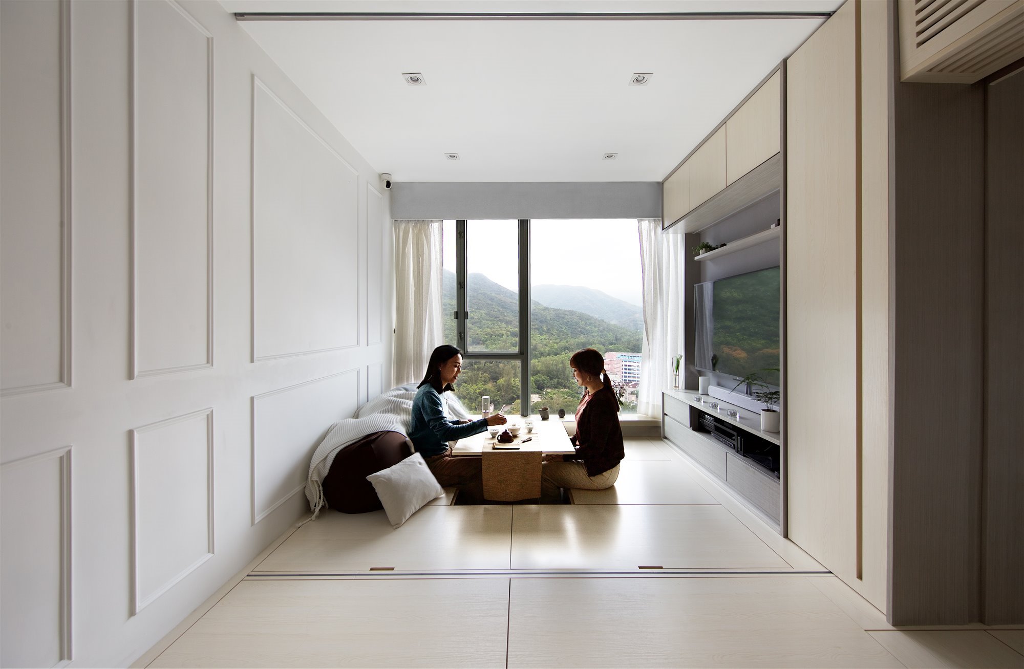 Piso en hong kong con mesa plegable en el suelo