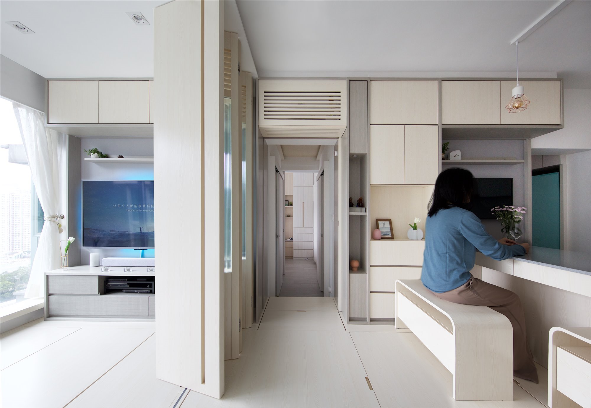 Piso en hong kong con puertas de acordeon correderas y bancos que se esconden bajo la mesa