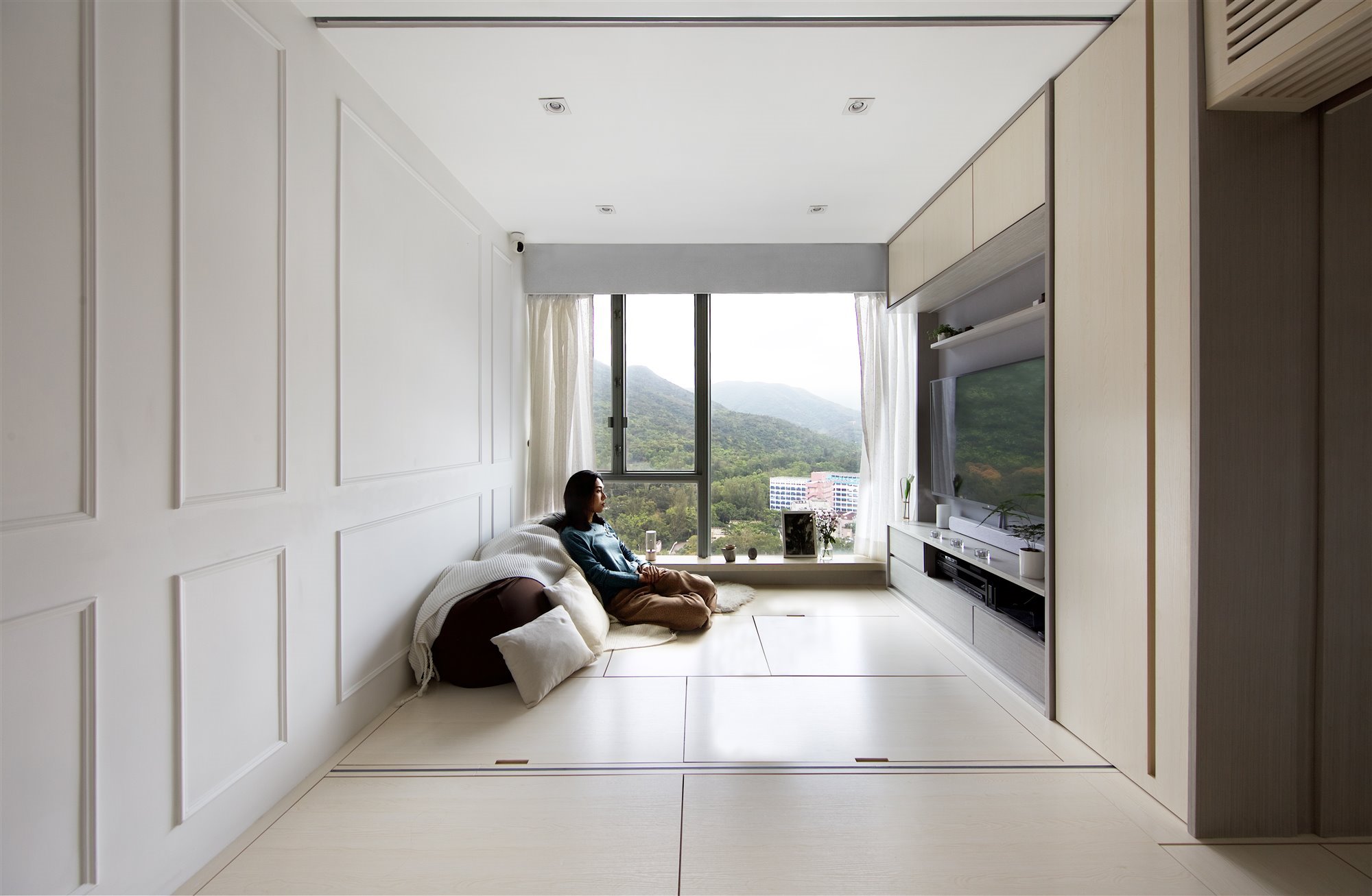 Piso en Hong Kong con salon sin muebles sofa con cojines