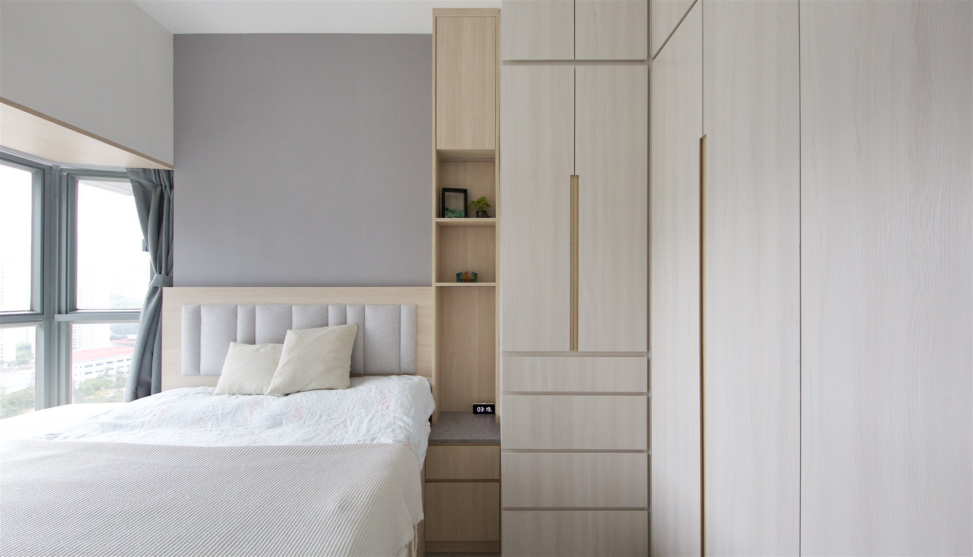 Piso en Hong Kong dormitorio con armarios empotrados de madera