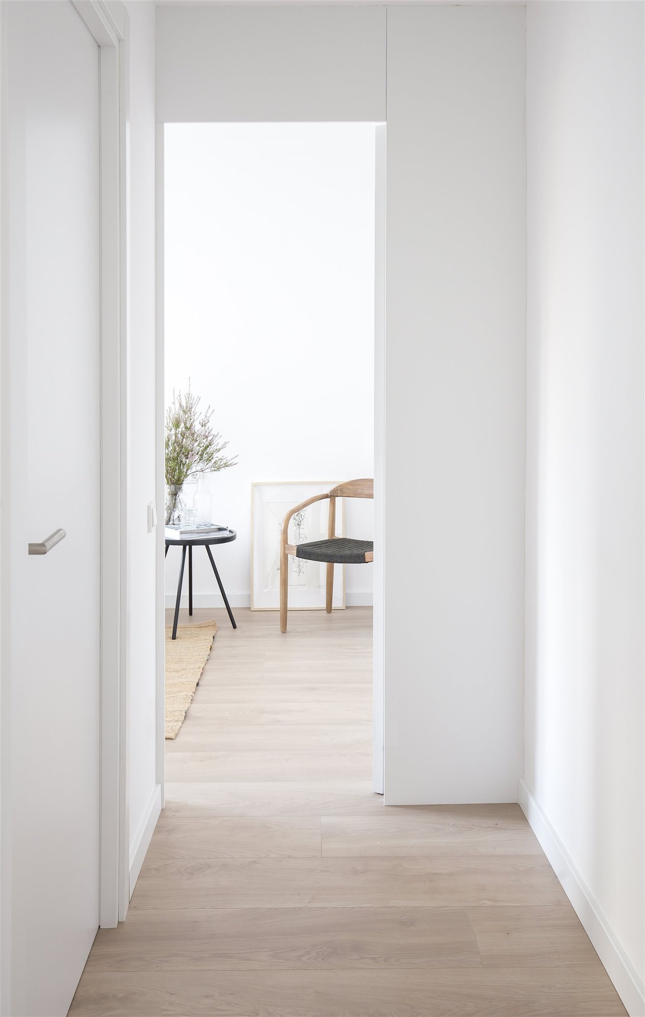 Puertas de color blanco con silla de madera al fondo