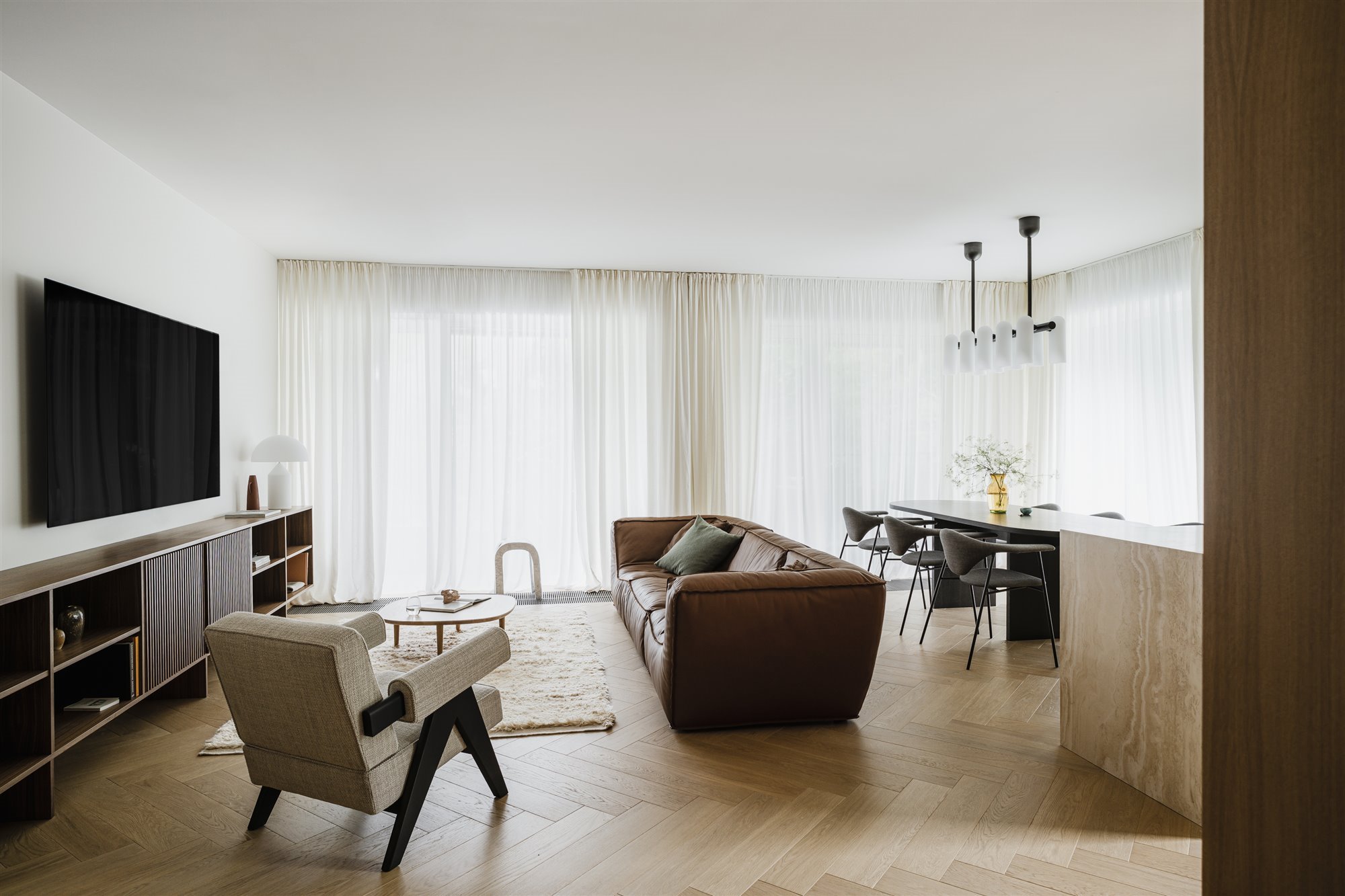 salon con comedor suelos de madera