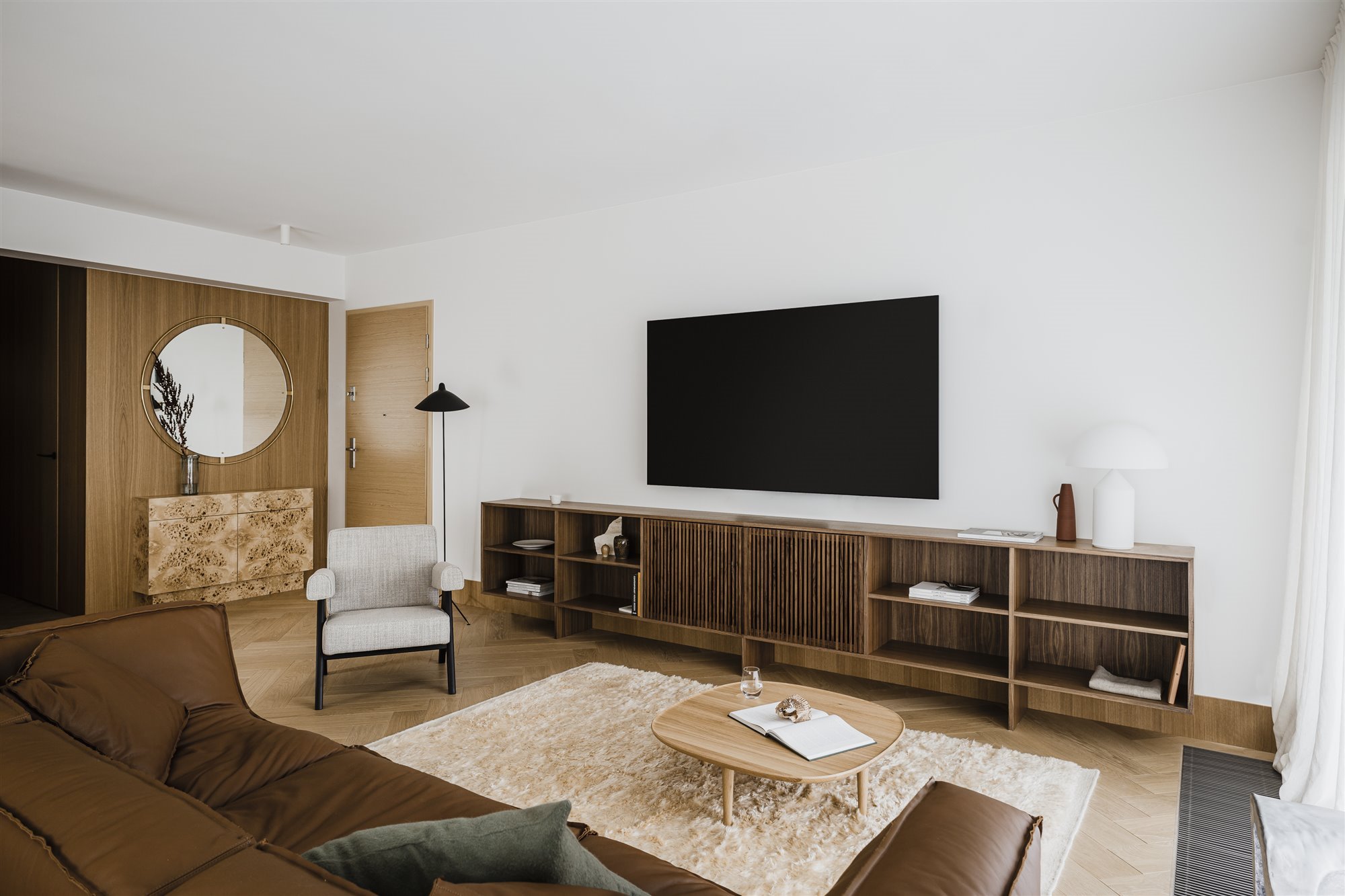 salon con sofa marron y mueble de madera bajo la televisión