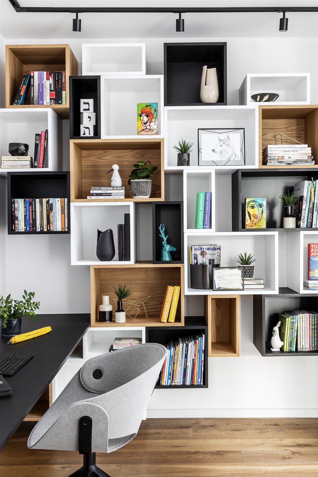 Zona de trabajo con estanterias con libros