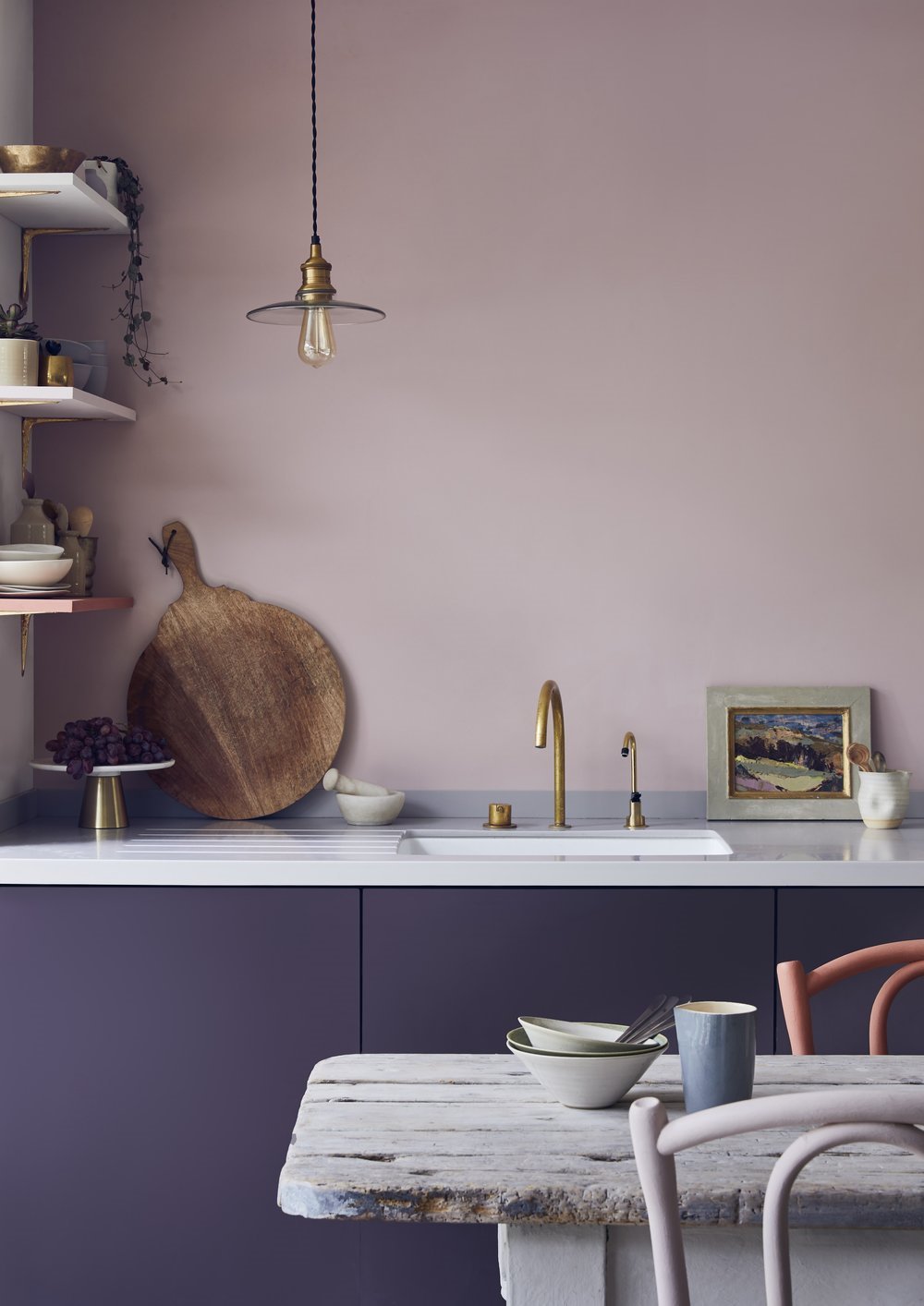 Cocina con colores lilas y lavandas y griferias de color dorado