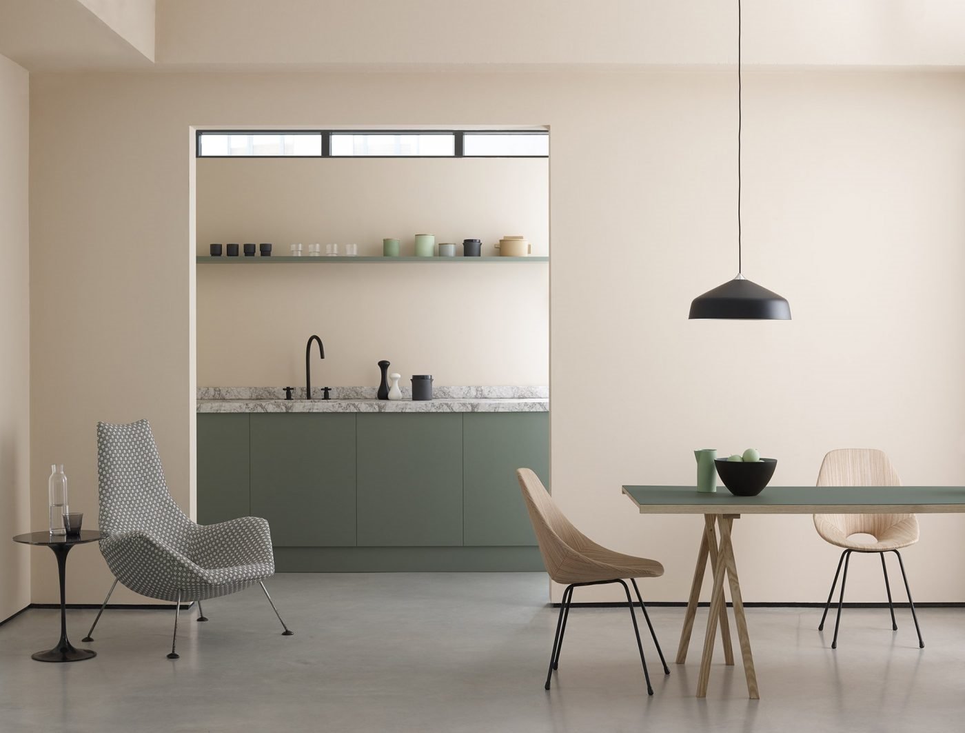 Comedor y cocina en color ocre y con frontales de color verde oscuro