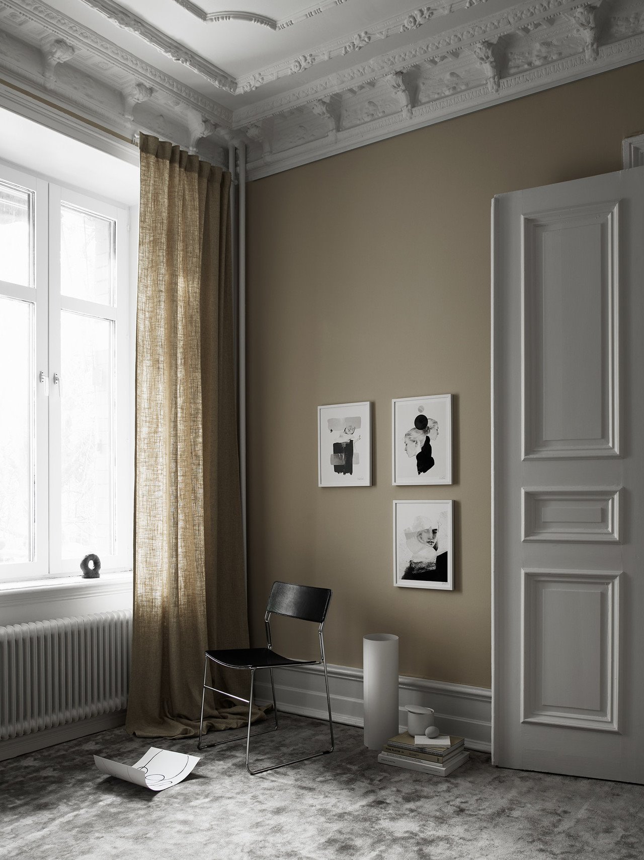 sala con techos con molduras y paredes de color ocre y gris