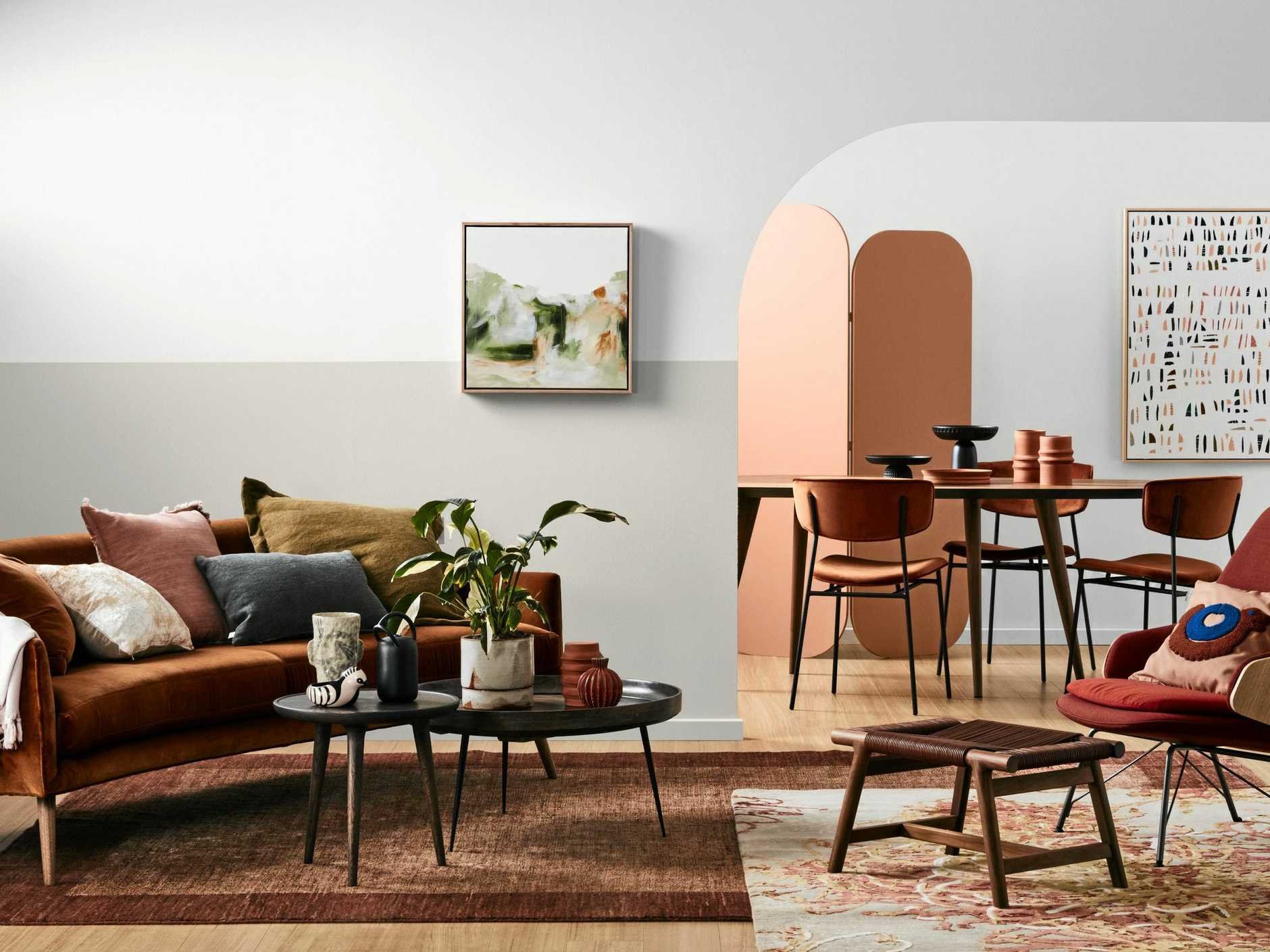 Salon comedor con colores terracota y paredes en color gris y rosa
