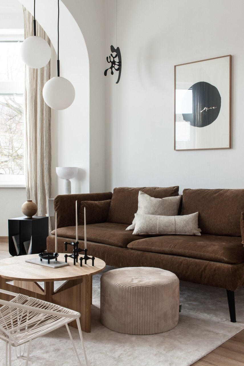 Salon con sofa en color marron y decoracion en color ocre