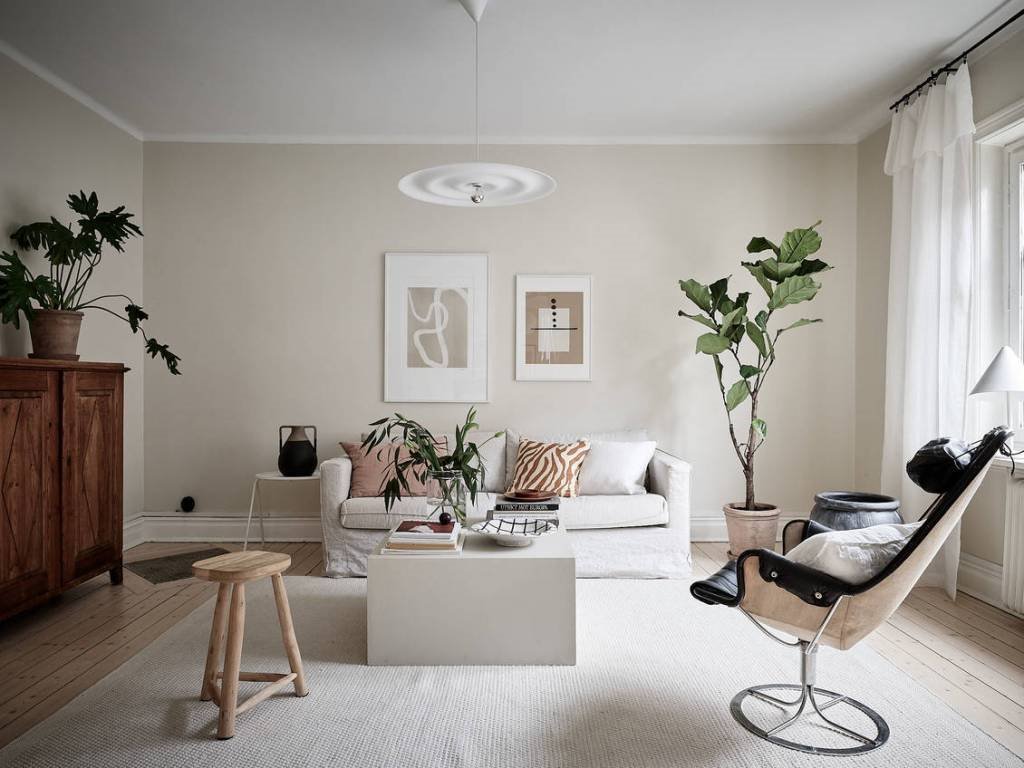 salon moderno con paredes en color beige ocre