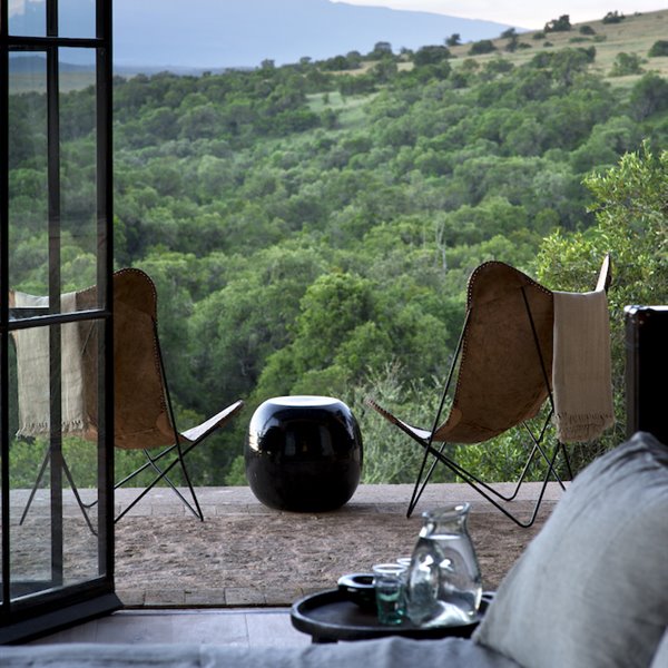 Terraza con sillas plegables de una casa en mitad del campo