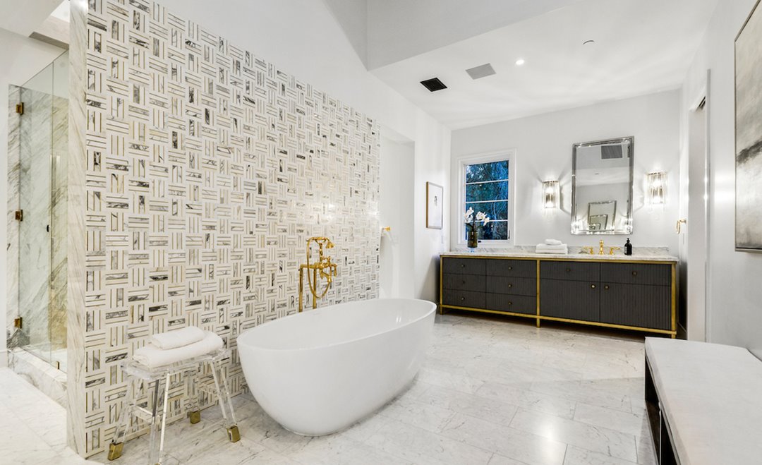 Baño con pared decorada de la casa de cameron diaz bañera griferia dorada