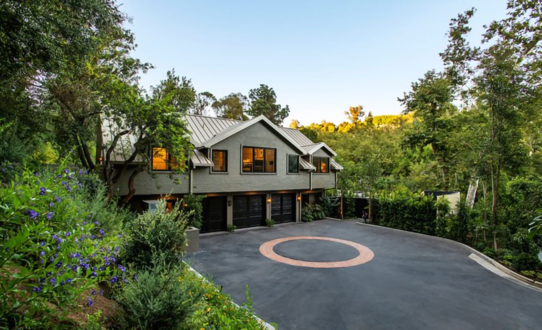 Casa Cameron Diaz fachada entrada en mitad del bosque