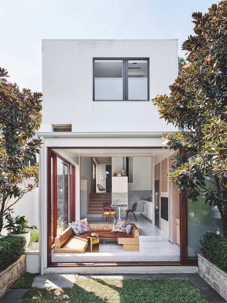 Casa con patio interior fachada de color blanco cocina
