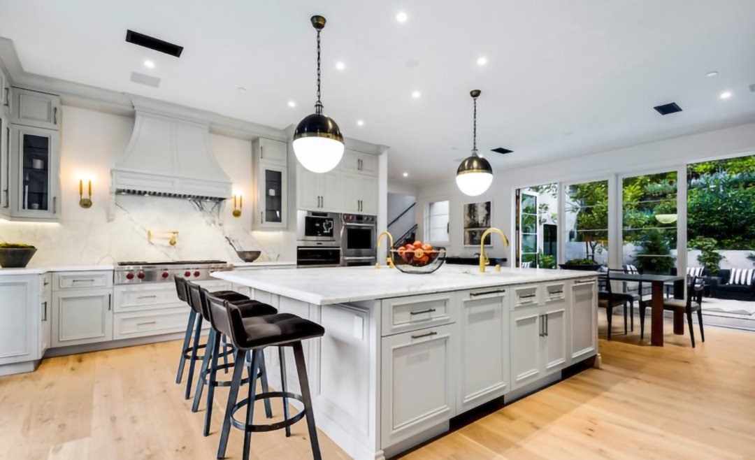 Cocina en isla con taburetes casa cameron diaz
