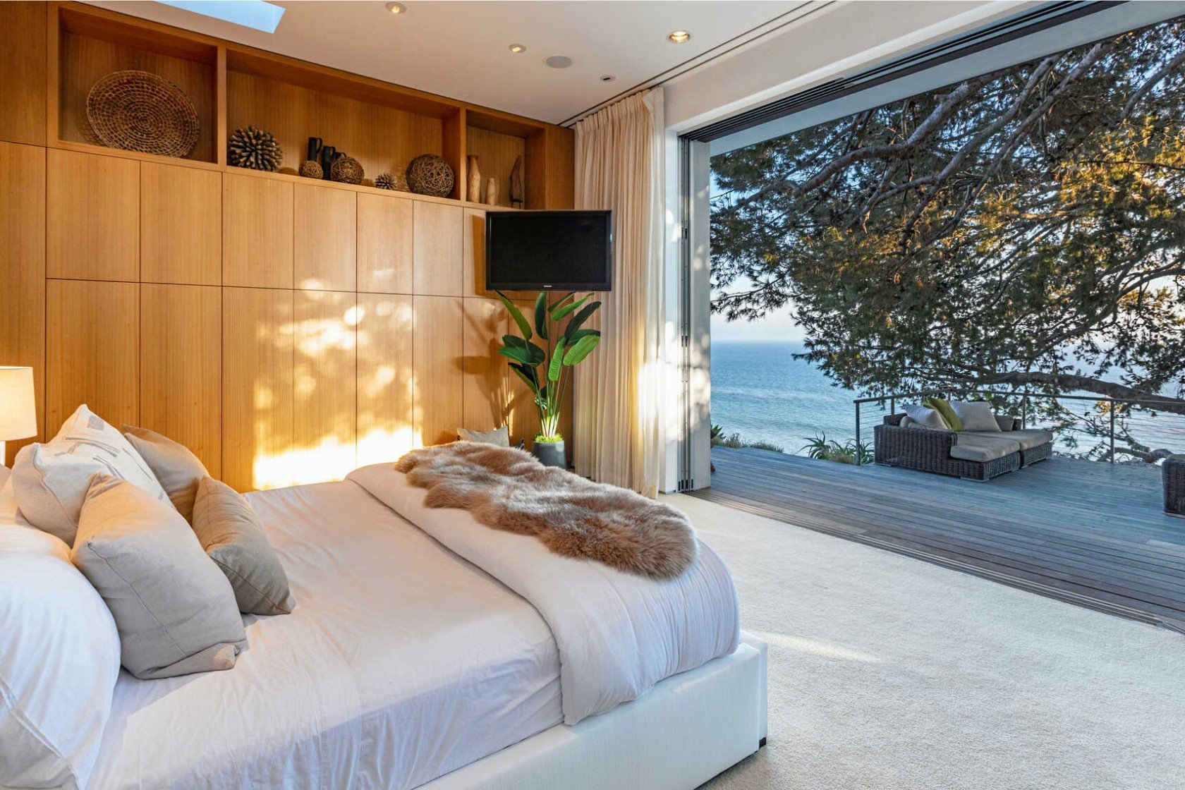Dormitorio con vistas hacia el mar