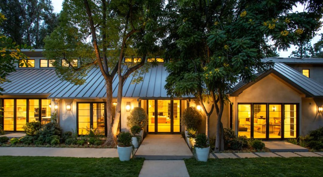 Entrada casa cameron diaz de noche