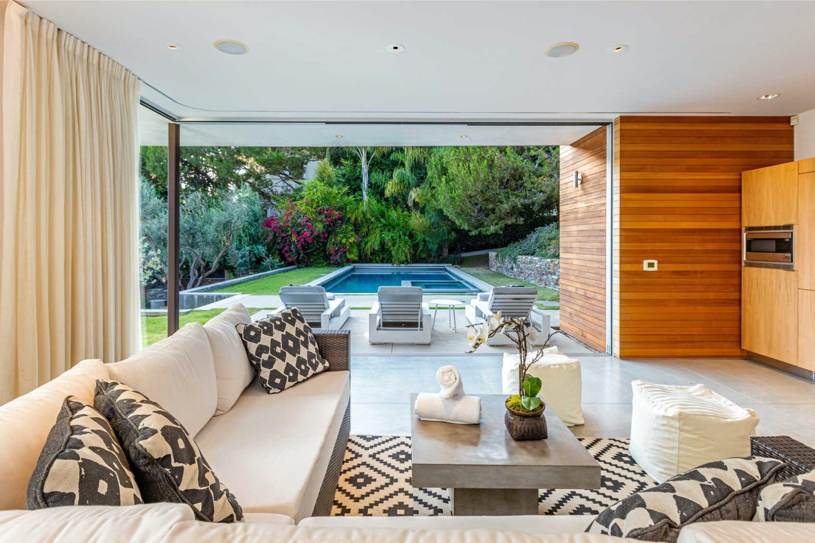Estar abierto hacia la piscina del patio exterior