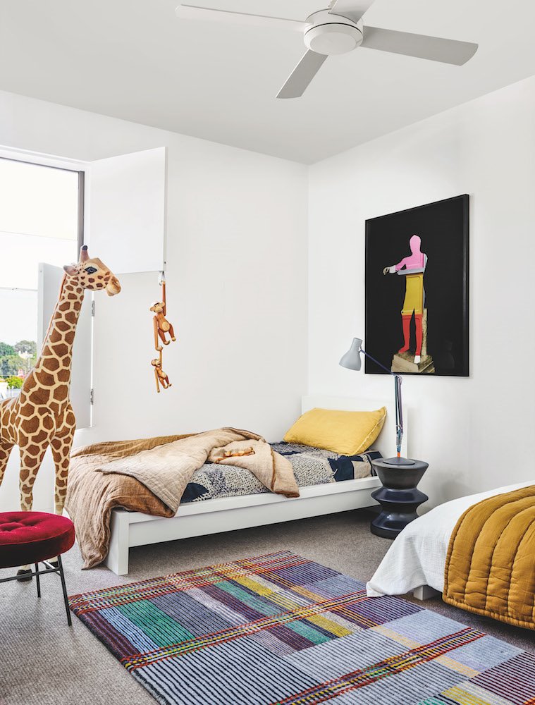 Habitacion infantil con ventilador y camas de madera blanca