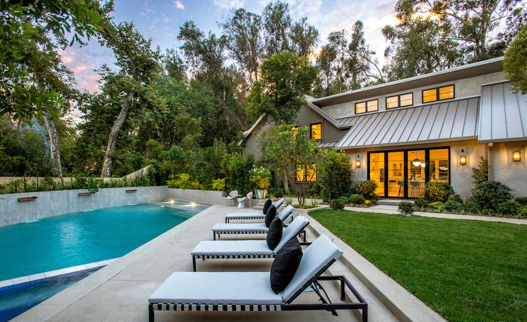 Piscina porche con tumbonas casa cameron diaz