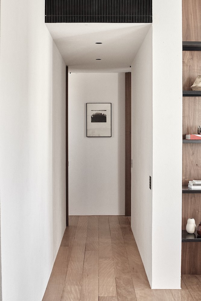 Piso con pasillos de color blanco y suelos de madera