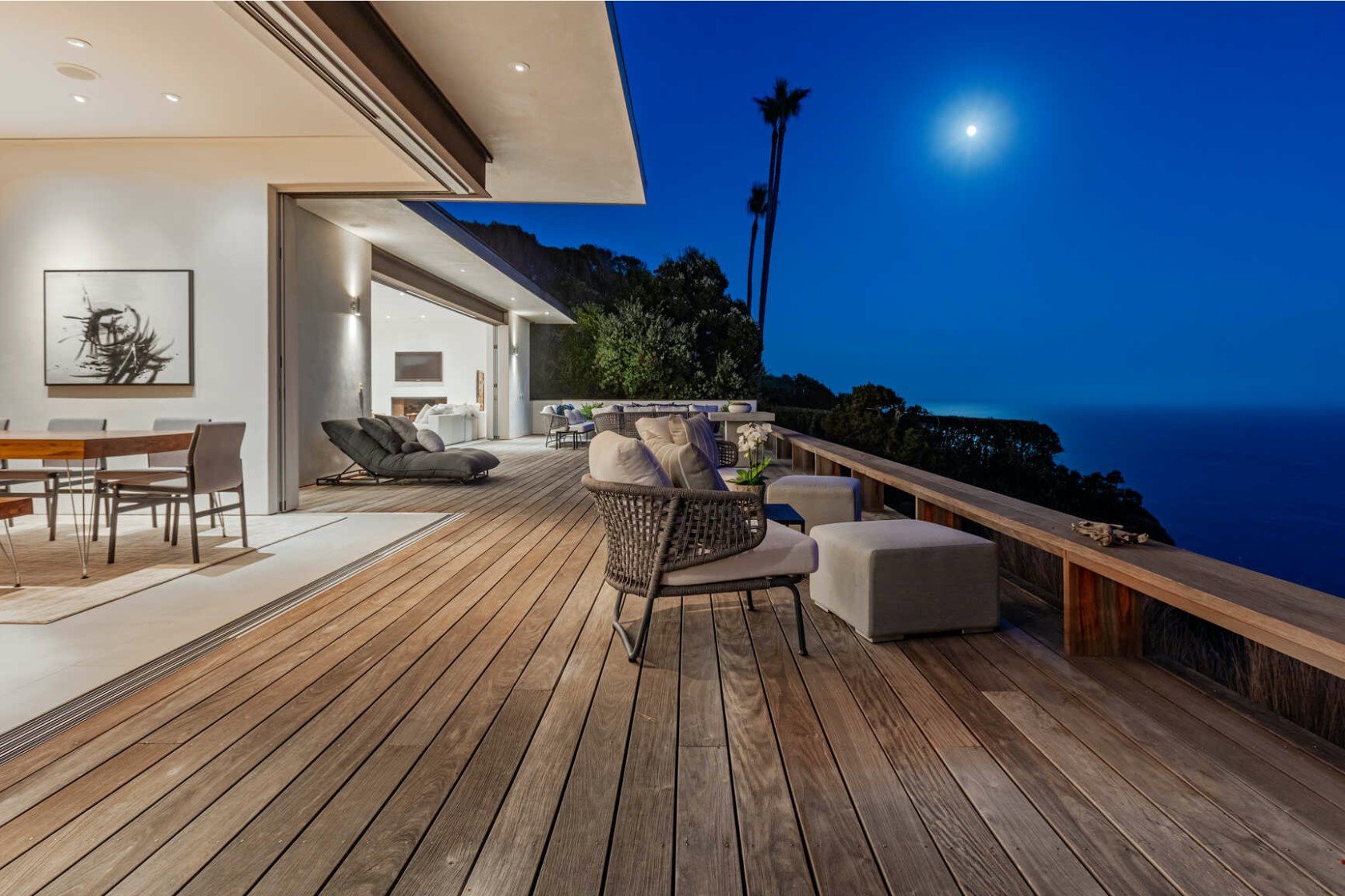 Porche de una casa moderna con comedor abierto vistas al mar