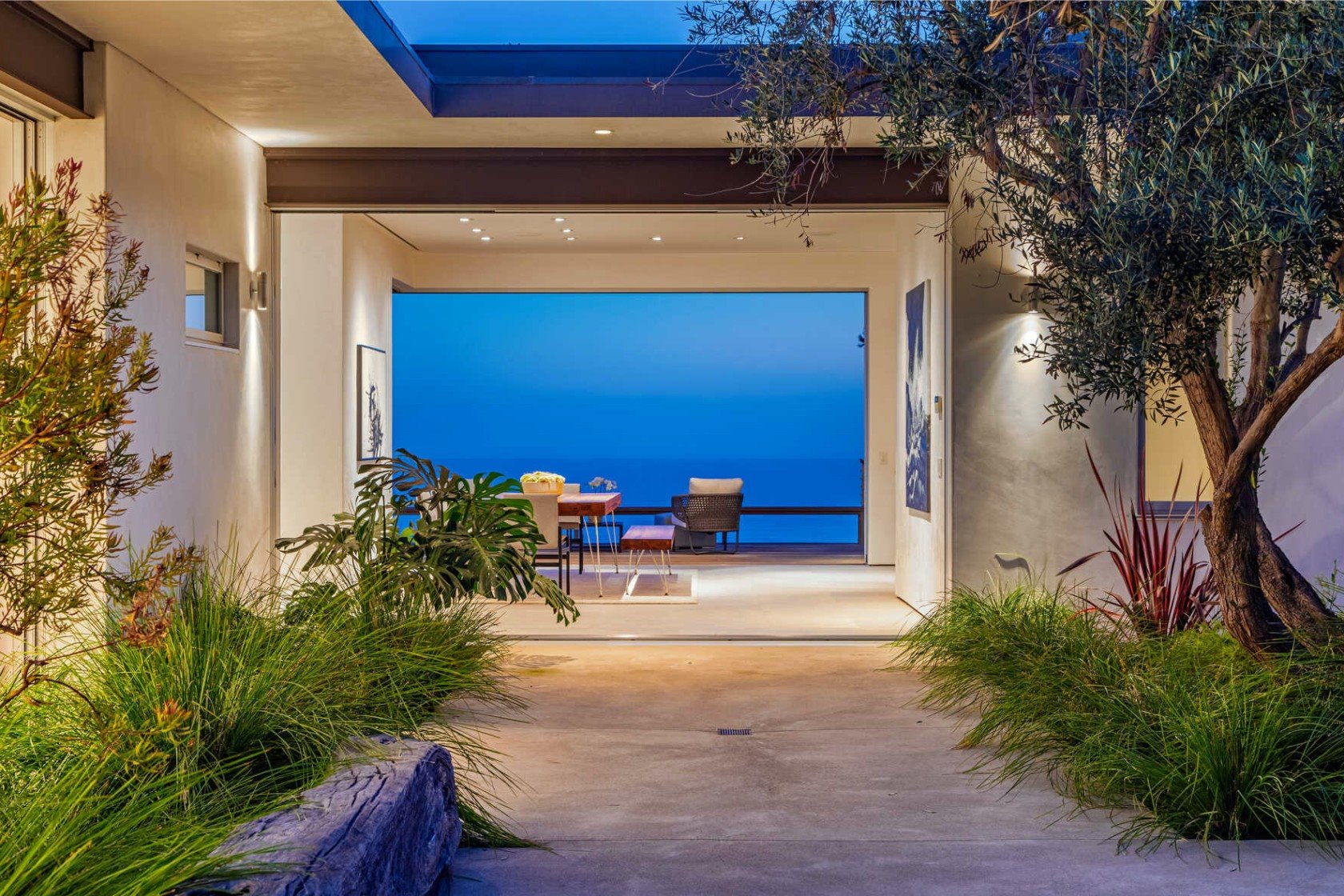 Porche de una casa moderna con comedor y vistas a la playa