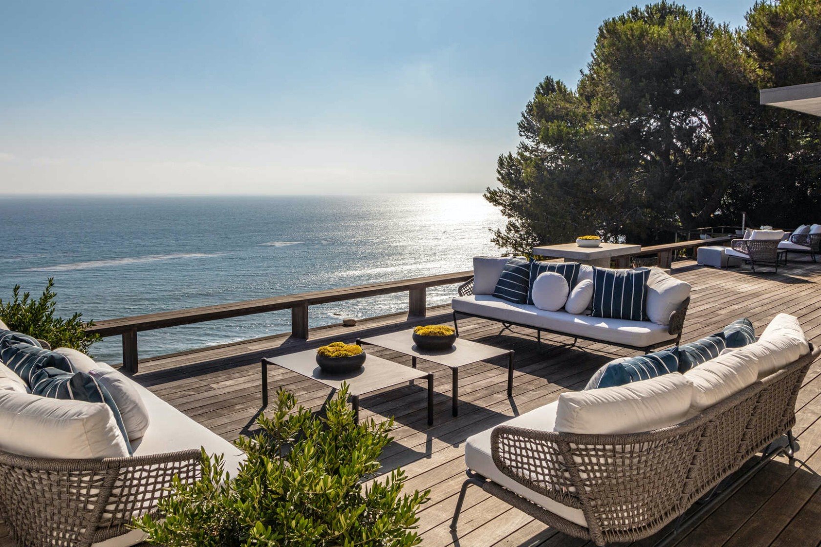 Porche exterior junto a la playa con sofas y mesilla auxiliar