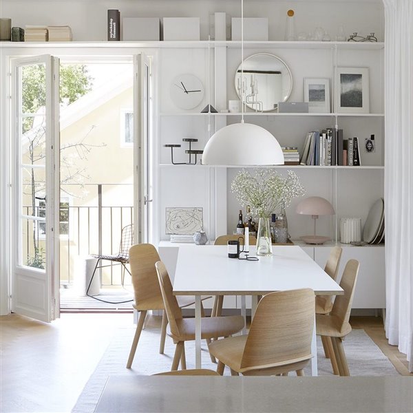 comedor con lampara de techo blanca