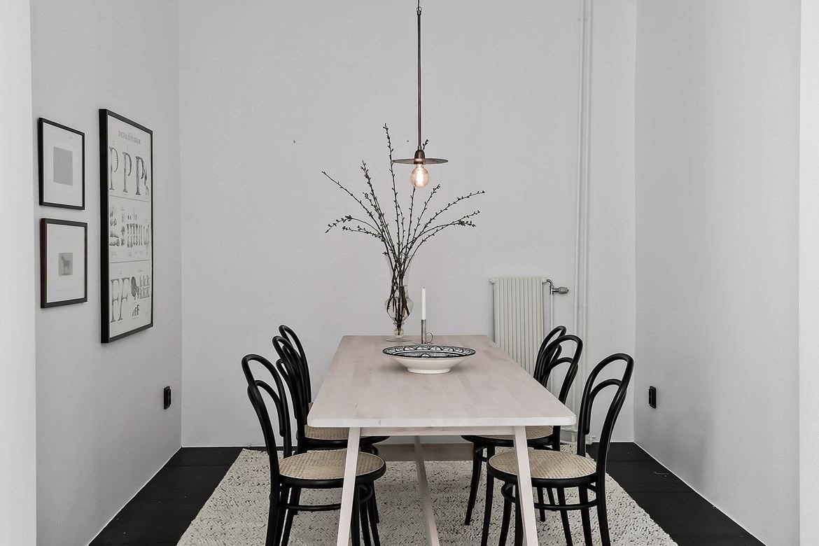 comedor de una casa pequeña con lampara de techo tipo bombilla
