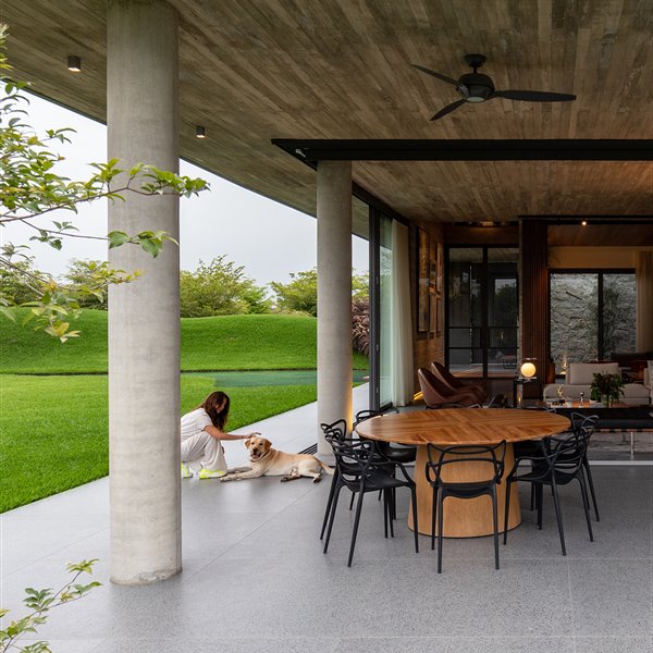 Comedor exterior con columnas de hormigon