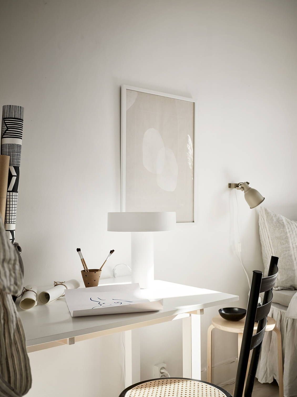 escritorio con lampara de mesa y lampara de pared tipo aplique
