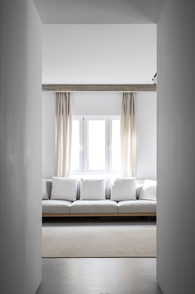 Piso Donosti Blanco Beige sofa y ventana