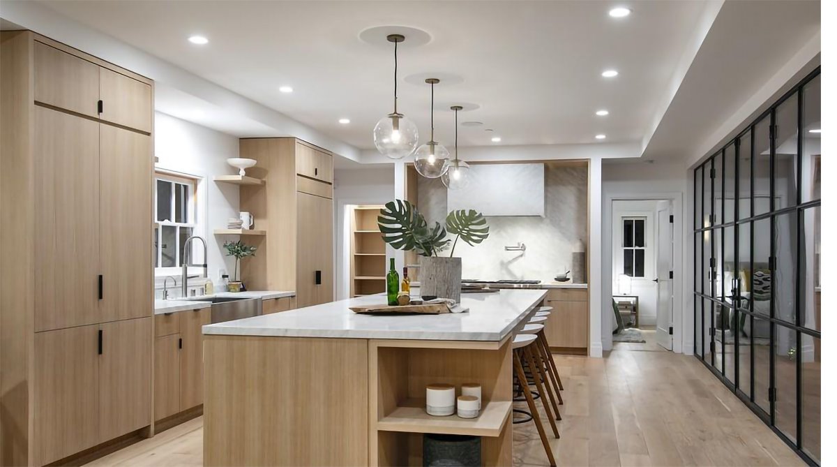 Cocina con isla de marmol de la casa de Justin Bieber y Hailey Baldwin