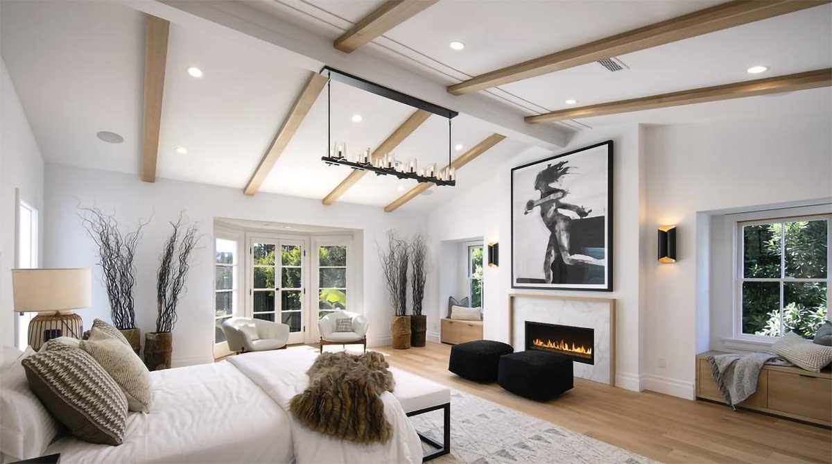 Dormitorio principal con chimenea y vigas de madera en el techo de la casa de Justin Bieber y Hailey Baldwin