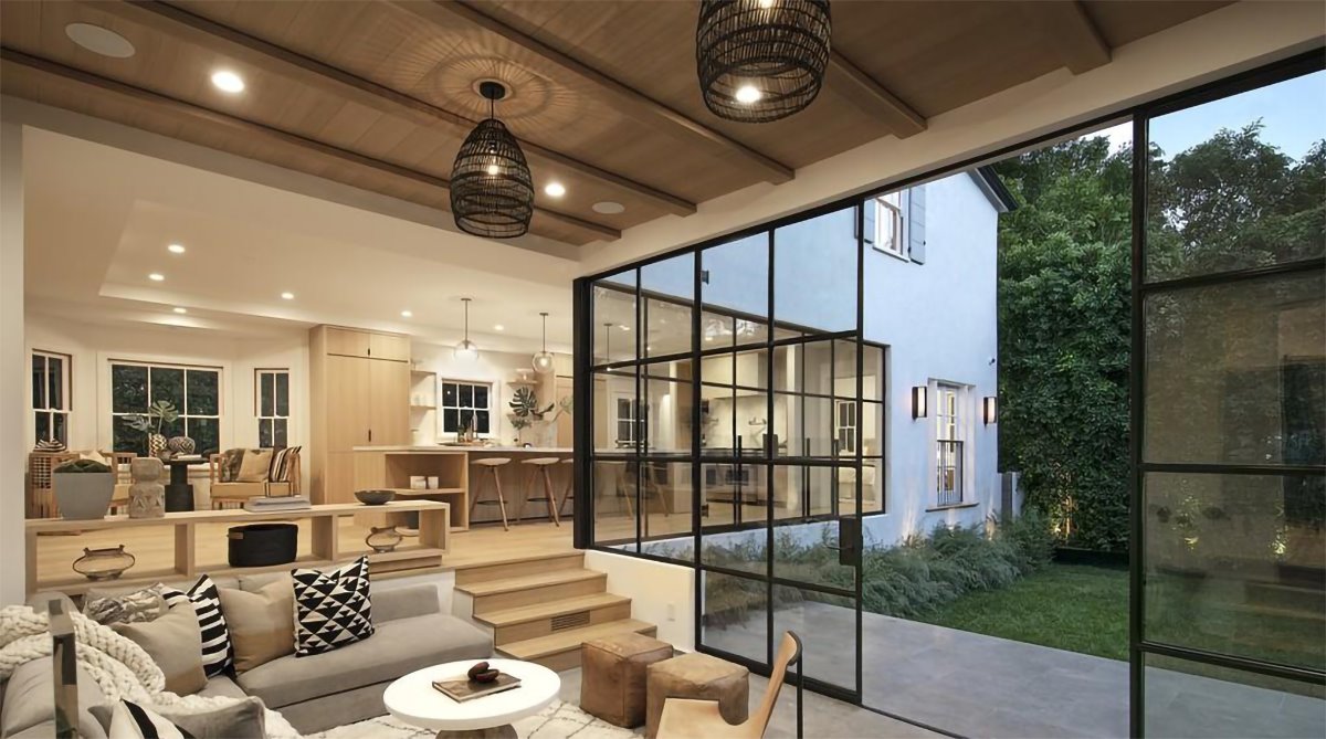 Estar abierto a un patio interior con escalera de madera de la casa de Justin Bieber y Hailey Baldwin