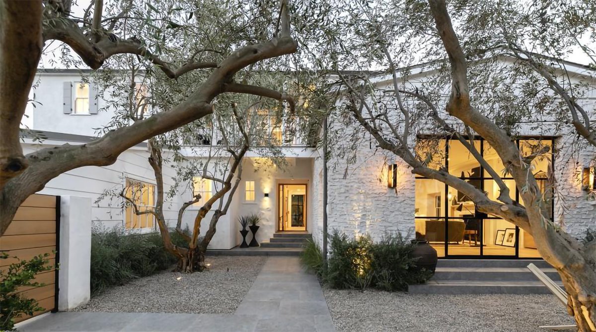 Fachada casa de color blanco de Justin Bieber y Hailey Baldwin
