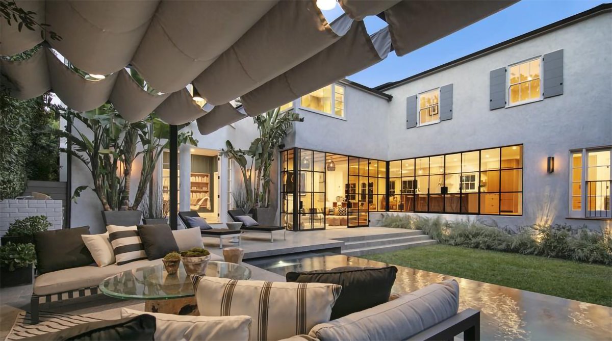 Patio interior con salon exterior de la casa de Justin Bieber y Hailey Baldwin
