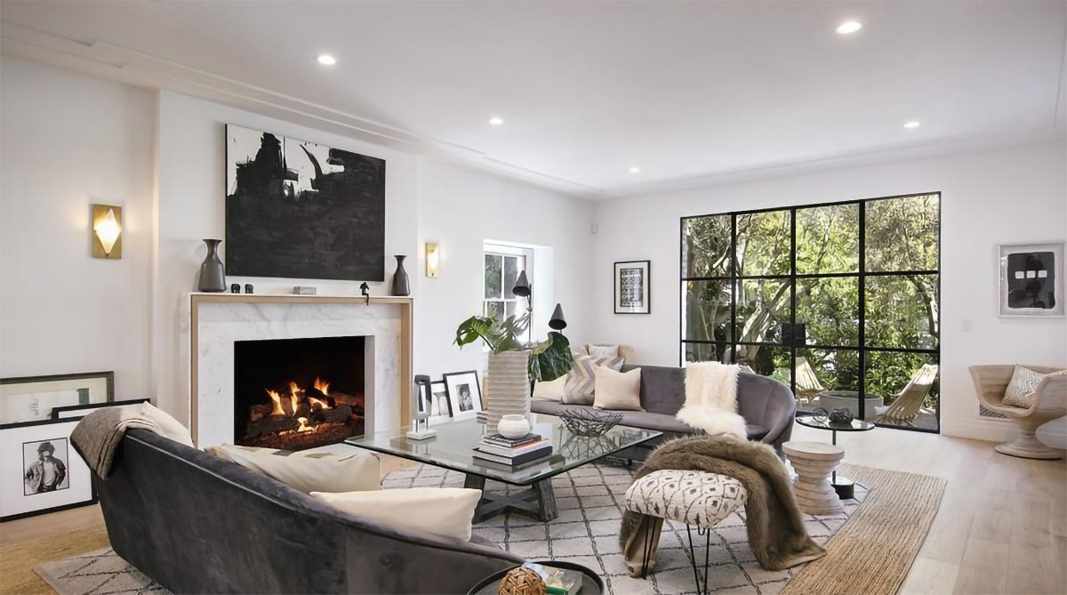 Salon con chimenea y sofas de color gris de la casa de Justin Bieber y Hailey Baldwin