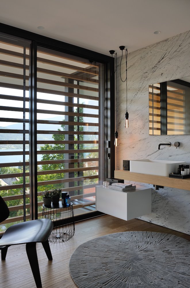 Baño con lamas de madera