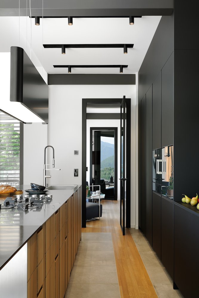Cocina con muebles de madera de color negro